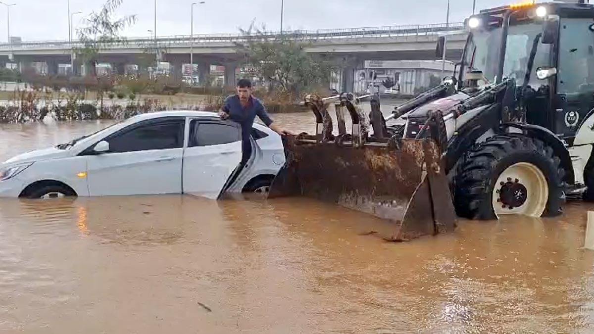 Antalya'da sağanak facia yarattı: Onlarca insan mahsur kaldı