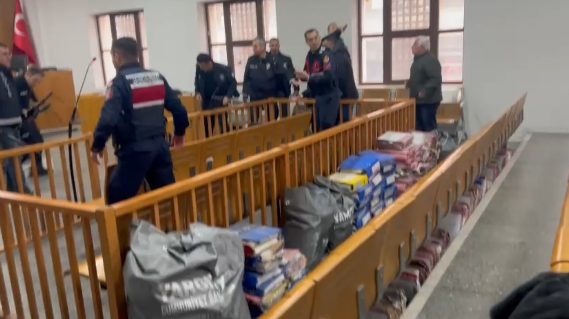 Duruşma salonunda silahlı saldırı: Ölü ve yaralılar var