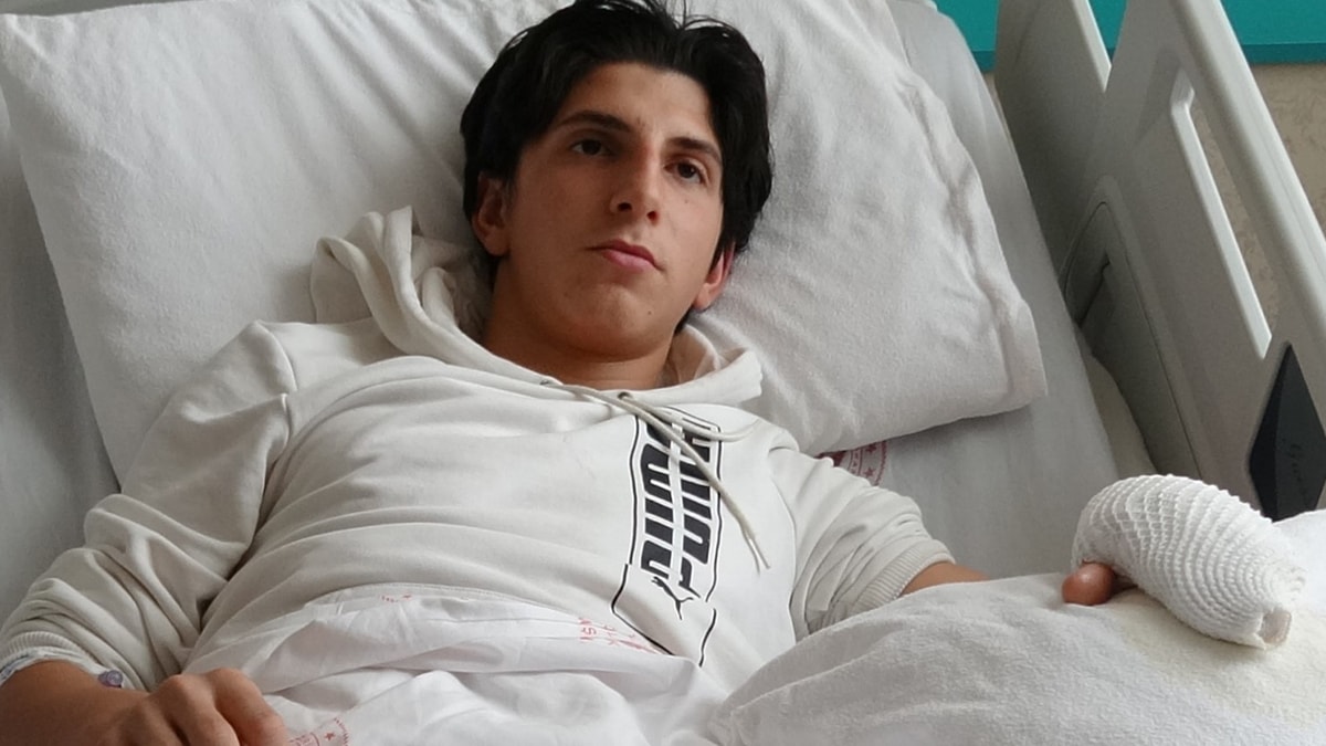 İncinen parmağına buz tedavisi uygularken yanığa neden oldu