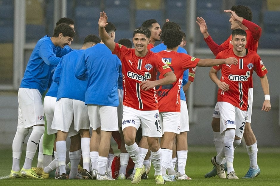 Kupaya katılmama kararı almıştı! U19'la çıktı gruplara kaldı