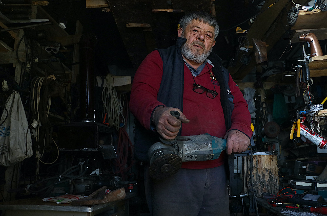 Evinin bodrumunda üretip, köylülere veriyor! Tek isteği mutluluk...