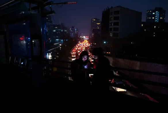 İran karanlığa büründü: Kesintiler sanayiyi durdurdu