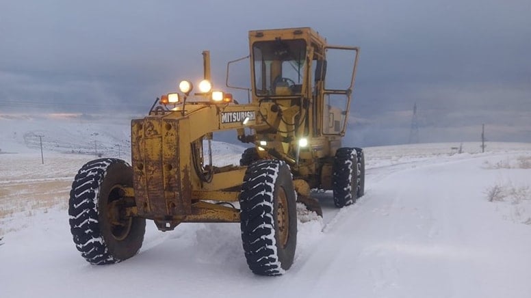 Elazığ'da kar yolları kapattı