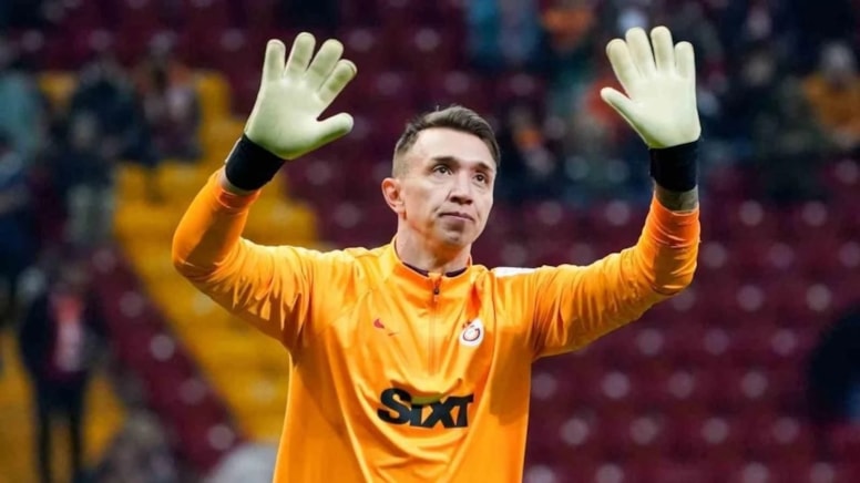 Muslera'dan yine kafaları karıştıran paylaşım!
