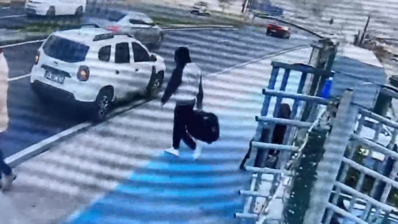 Dolandırılmamak için polisi aradı polis de dolandırıcı çıktı