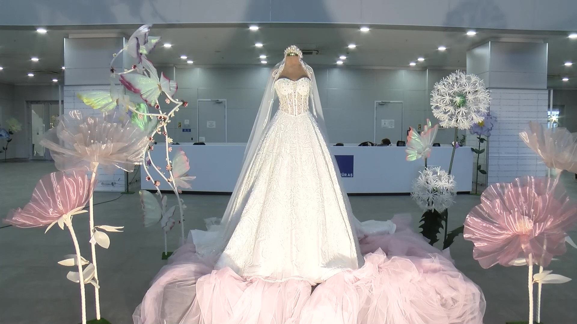 İstanbul'da 30 kilogram ağırlığındaki gelinlik 1 milyon dolara satışa çıkarıldı: Gören dönüp bir daha bakıyor