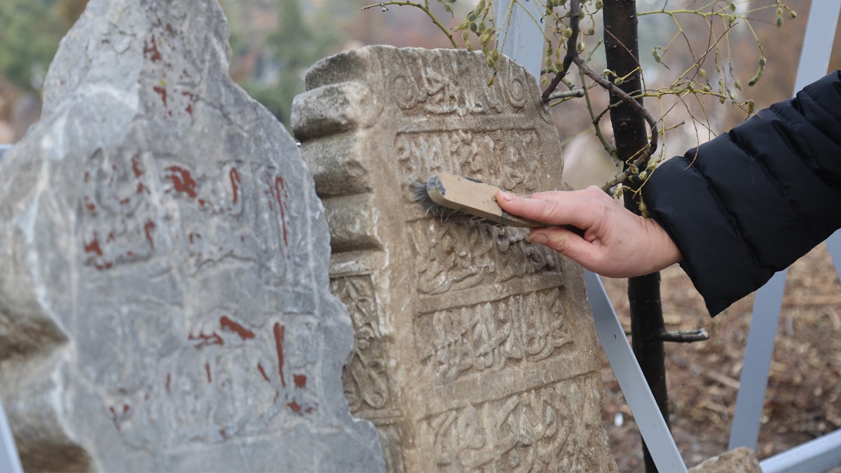 Selçuklu mezar taşları restore ediliyor