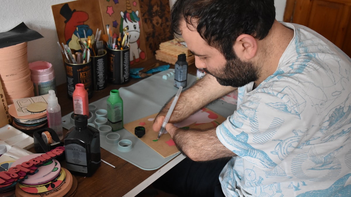 Ellerini kullanamıyor ama hayatı renklendiriyor