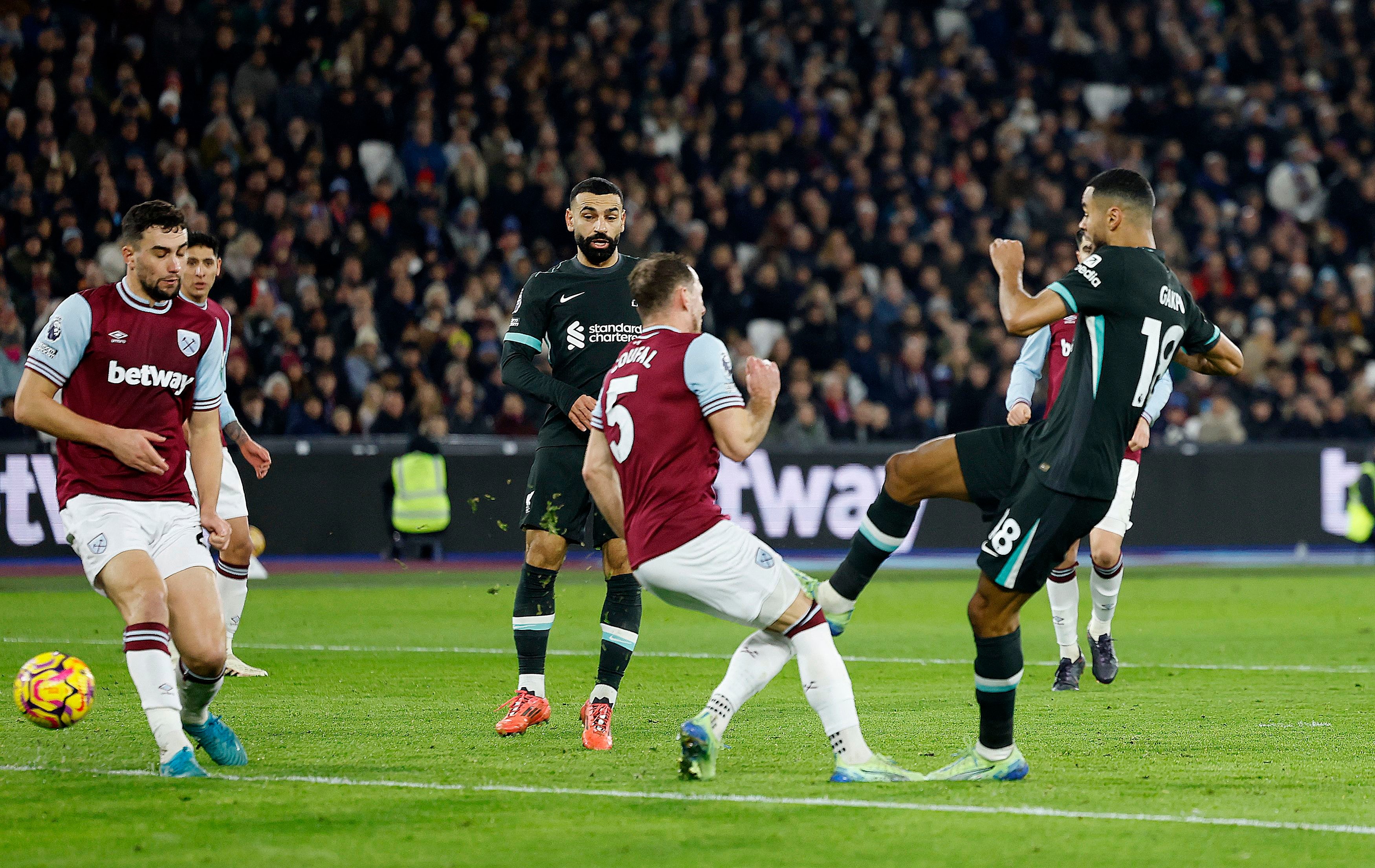 Liverpool deplasmanda West Ham United'ı farklı mağlup etti