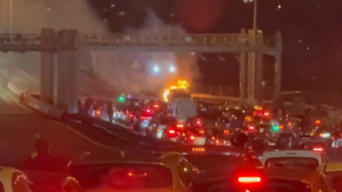 15 Temmuz Şehitler Köprüsü'nde otomobil yandı: Trafik durdu