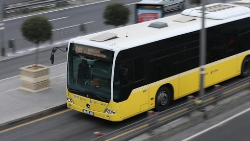 Ücretsiz seyahat desteğinde yetki bakanlık değiştirdiÜcretsiz seyahat hakkından yararlanan vatandaşlar için belediyelere yapılan gelir desteği ödemelerinde yetki ve görev dağılımı yeniden düzenlendi. 22 Ağustos 2026 tarihli Resmi Gazete'de yayımlanan yönetmelikle, bu görev ve yetkiler Aile ve Sosyal