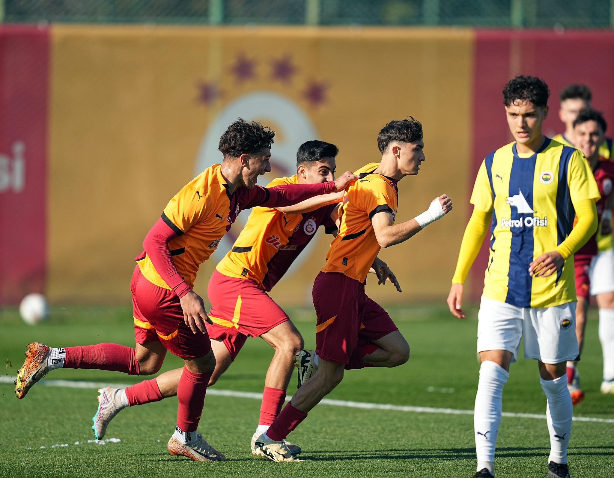 U19 derbisinde Fenerbahçe yıkıldı! Fark 9 puan...