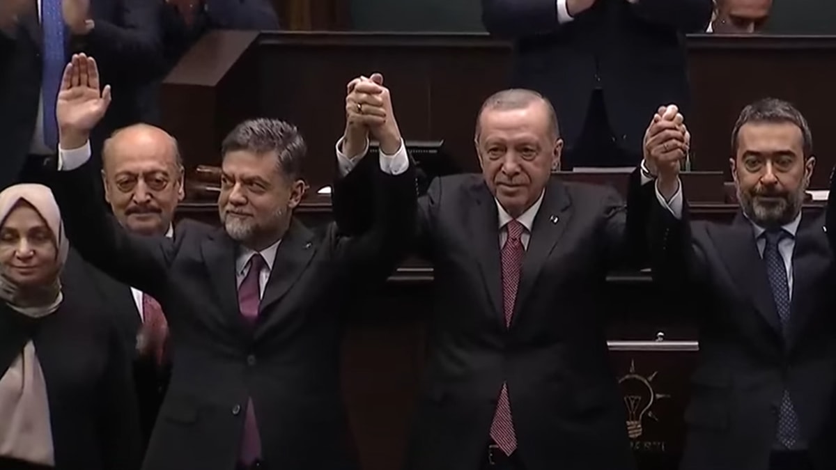 Gelecek Partisi'nden istifa eden Nedim Yamalı AKP sıralarında: Rozetini Erdoğan taktı