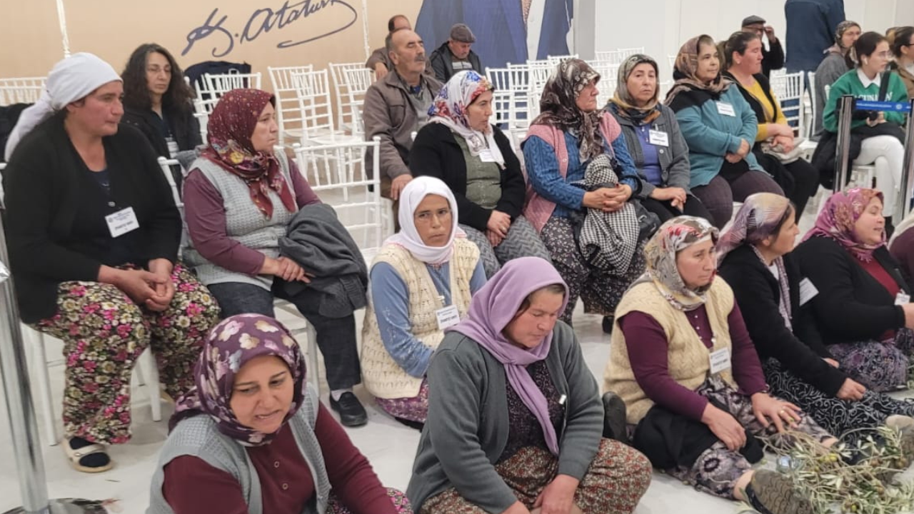 Çimento fabrikasına köylülerden mecliste zeytin dallı eylem