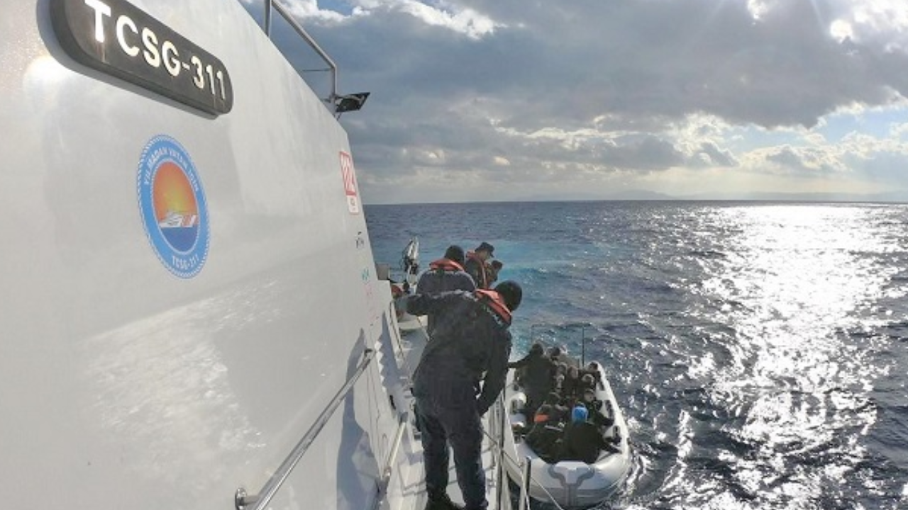 İzmir açıklarında 101 kaçak göçmen kurtarıldı