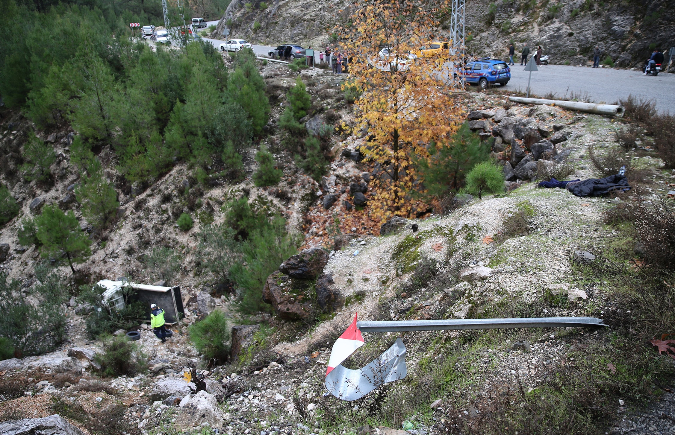 Antalya'da kamyonet yoldan çıktı, 25 metre yuvarlandı: 1 ölü, 1 yaralı