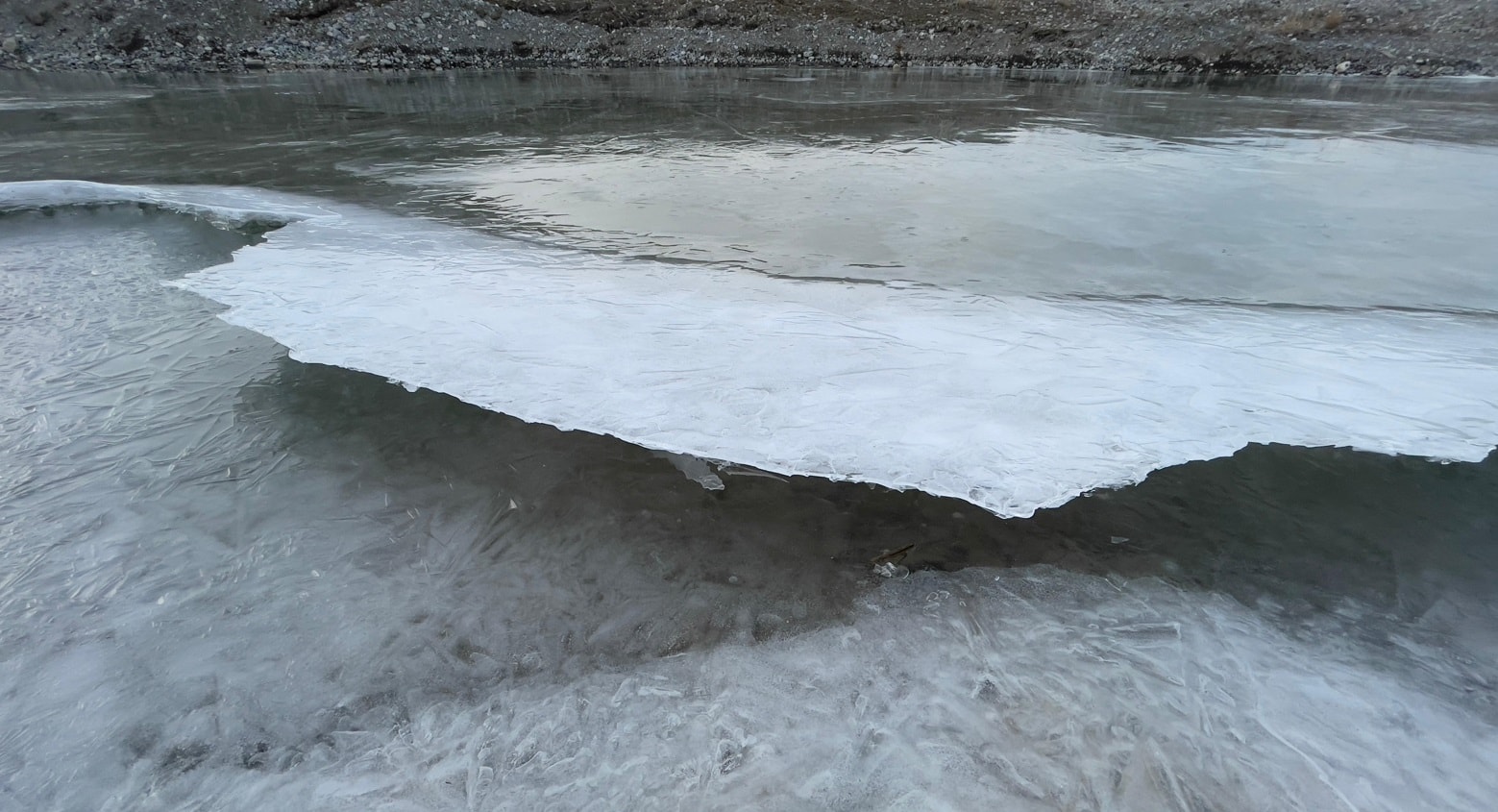 Termometre sıfırın altına düştü: Dereler buz tuttu