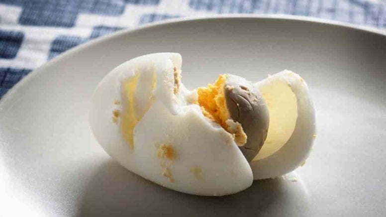 Yumurtayı yemeden önce sarısındaki bu yeşil rengi görüyorsanız, bir kez daha düşünün