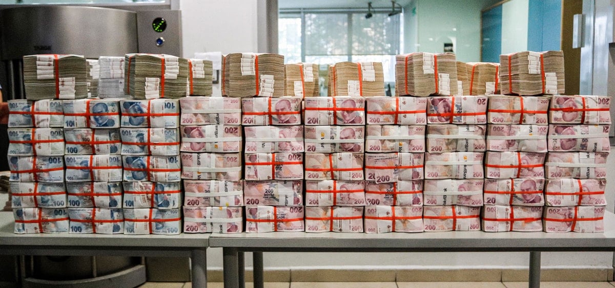 Tapuya giden parayı valizle taşıyor