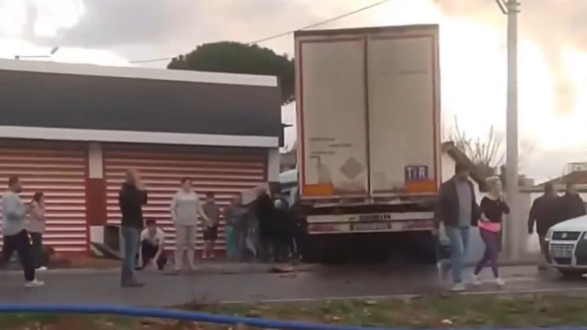 İzmir'de feci kaza: Ölü ve yaralılar var