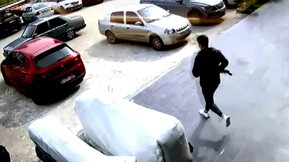 Eski eşini ofiste vurdu