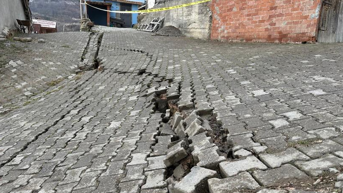 Tokat'ta 10 eve heyelan tahliyesi