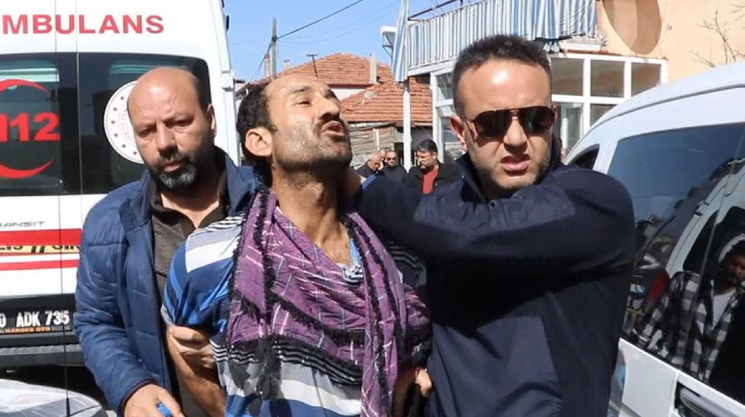 Eşiyle kavga etti, boğazından bıçaklayarak öldürdü