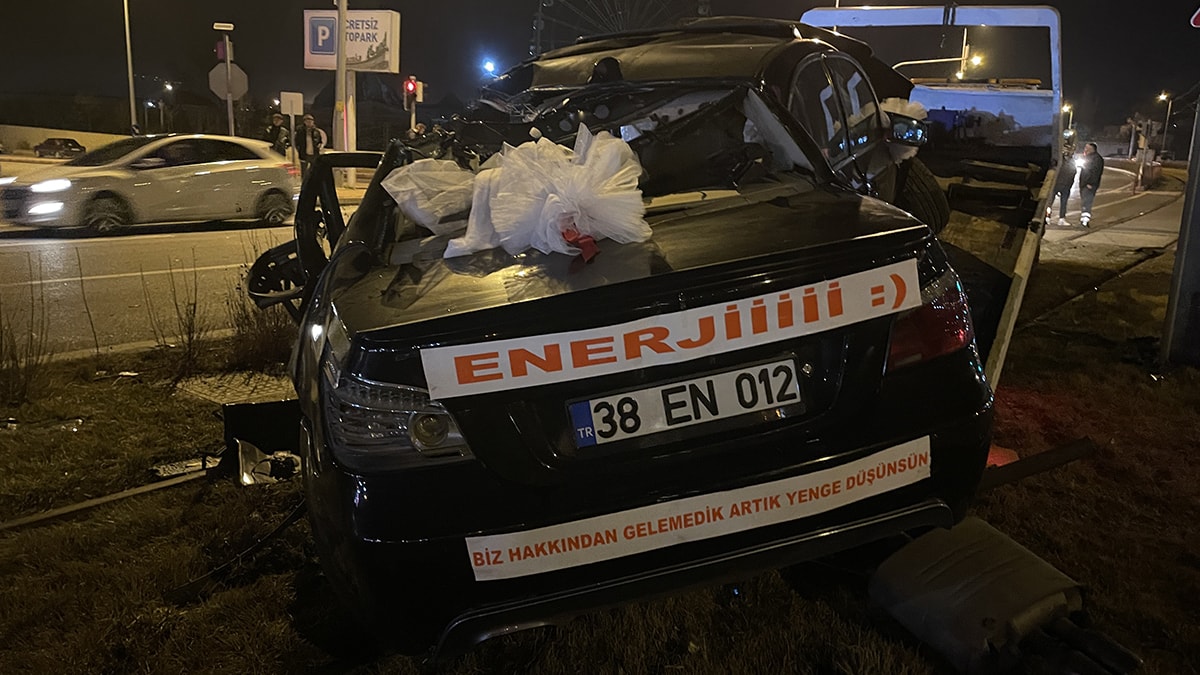 Kayseri'de gelin arabası kaza yaptı: Yaralılar var