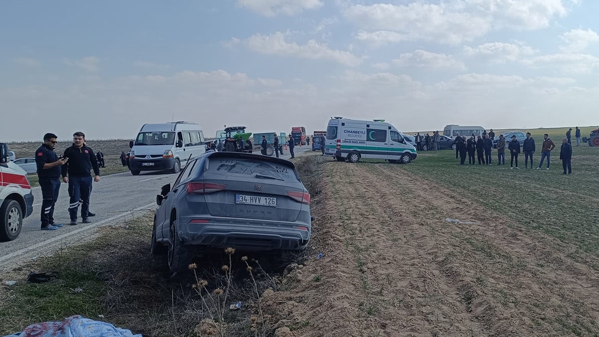Konya'da traktör ile otomobil çarpıştı: 2 ölü, 3 yaralı