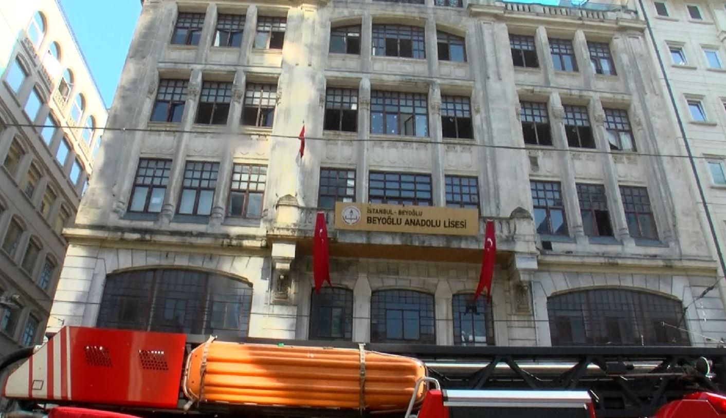 Beyoğlu Anadolu Lisesi'nde duman paniği... Tahliye edildi
