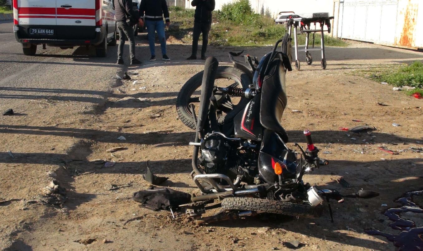 Motosiklet ve araç çarpıştı şoför kaçtı... 1 ölü 1 yaralı