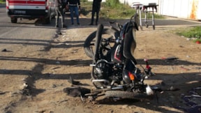 Motosiklet ve araç çarpıştı şoför kaçtı... 1 ölü 1 yaralı