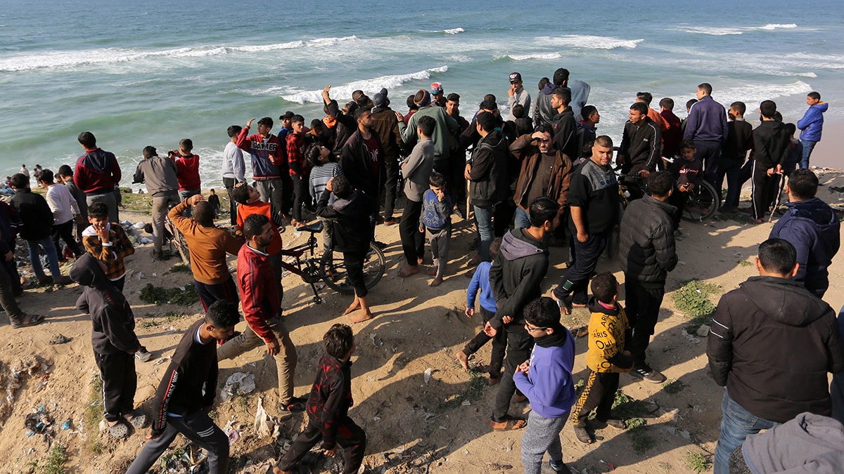 Gazzeliler, havadan indirilen yardımlar için sahillere akın etti