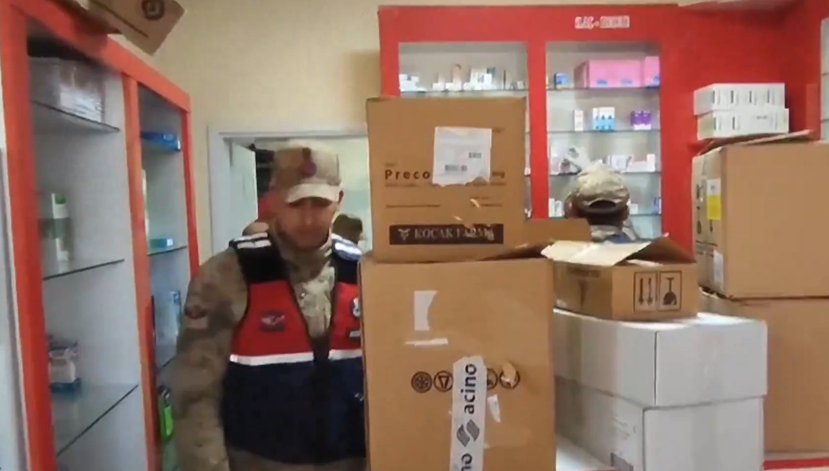 Depremzedelere dağıtılması gereken ilaçlar üzerinden vurgun yapmışlar