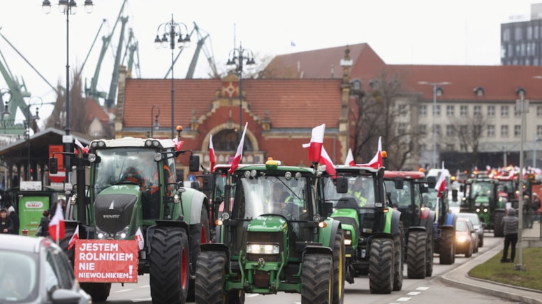 Polonyalı çiftçiler Ukrayna sınırına barikat kurdu!