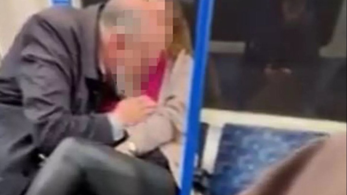 Metroda rezillik: Yaşlı adam kimseye aldırmadan...