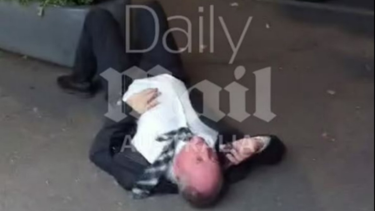 Yolun ortasında yatan siyasetçinin hali eleştiri konusu oldu