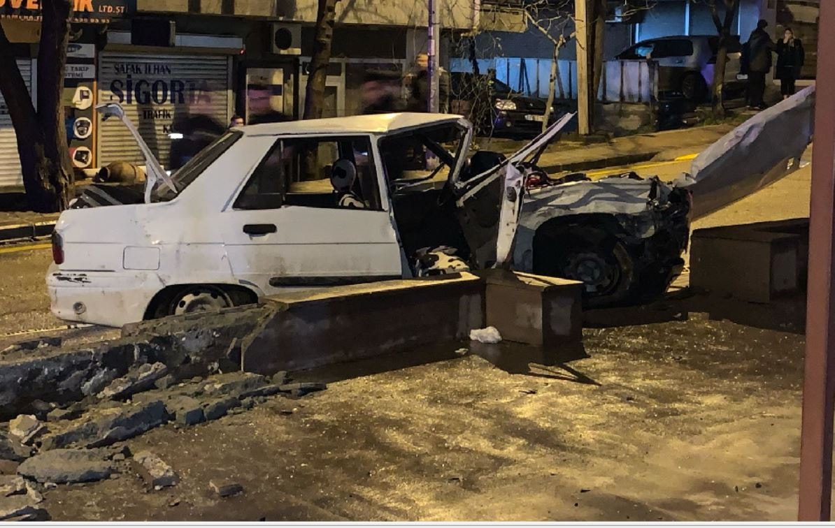 Ters yönde ilerleyen araçlar çarpıştı: 1 ölü 2 yaralı