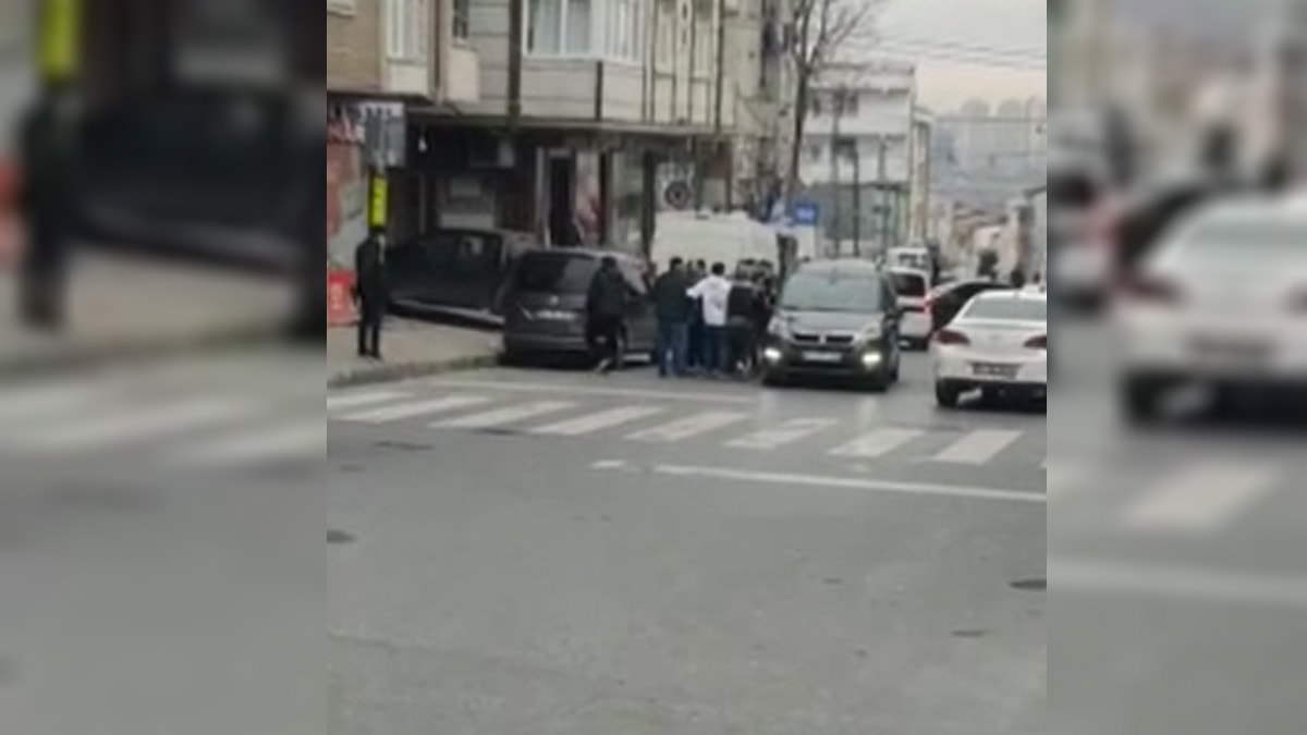 Kadına şiddet uygulayan kişiyi toplanıp dövdüler