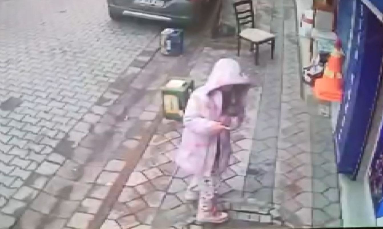 Hırsızlar abarttı: Küçük kızın parasını çalıp kaçtı...