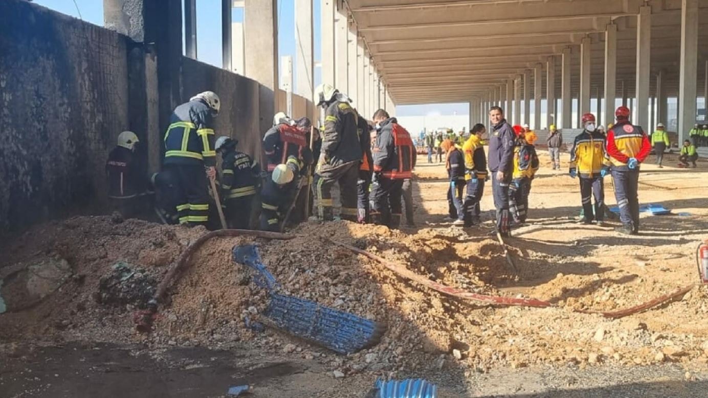 Yanan işçileri fark etmeyip üzerine toprak attılar: 2 ölü