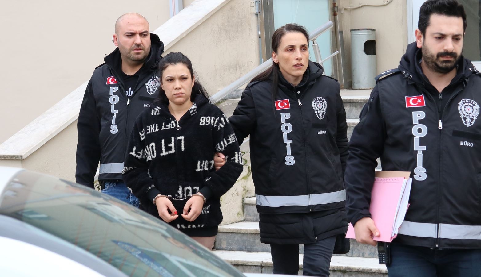 Sokakta karşılaştığı husumetlisini öldüren kadın tutuklandı