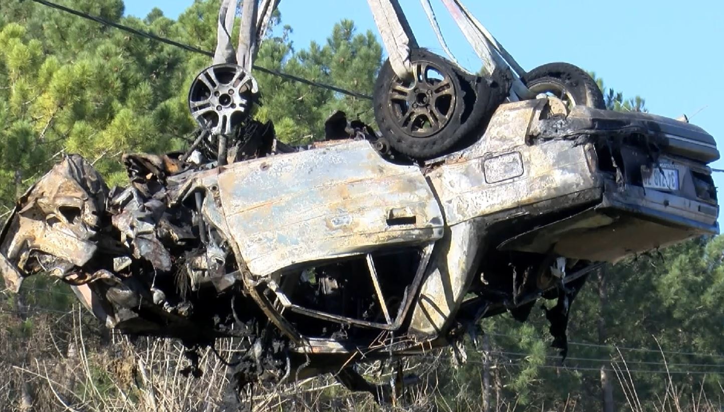 Yanan araçta aile faciası: 2 ölü 3 yaralı