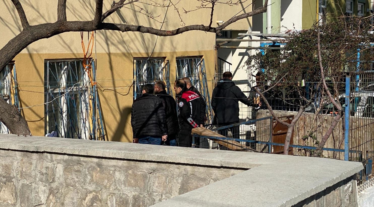 Polisleri görünce eşini bıçakla rehin aldı