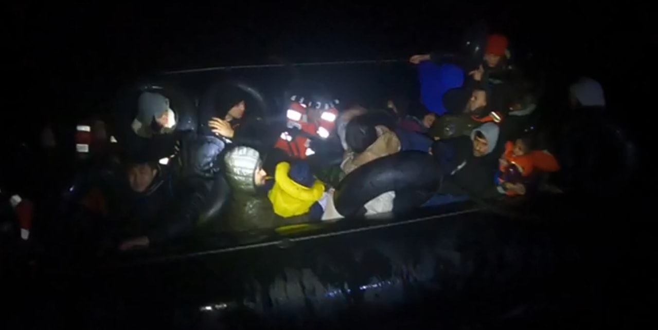 Türk kara sularına itilen 78 göçmen kurtarıldı