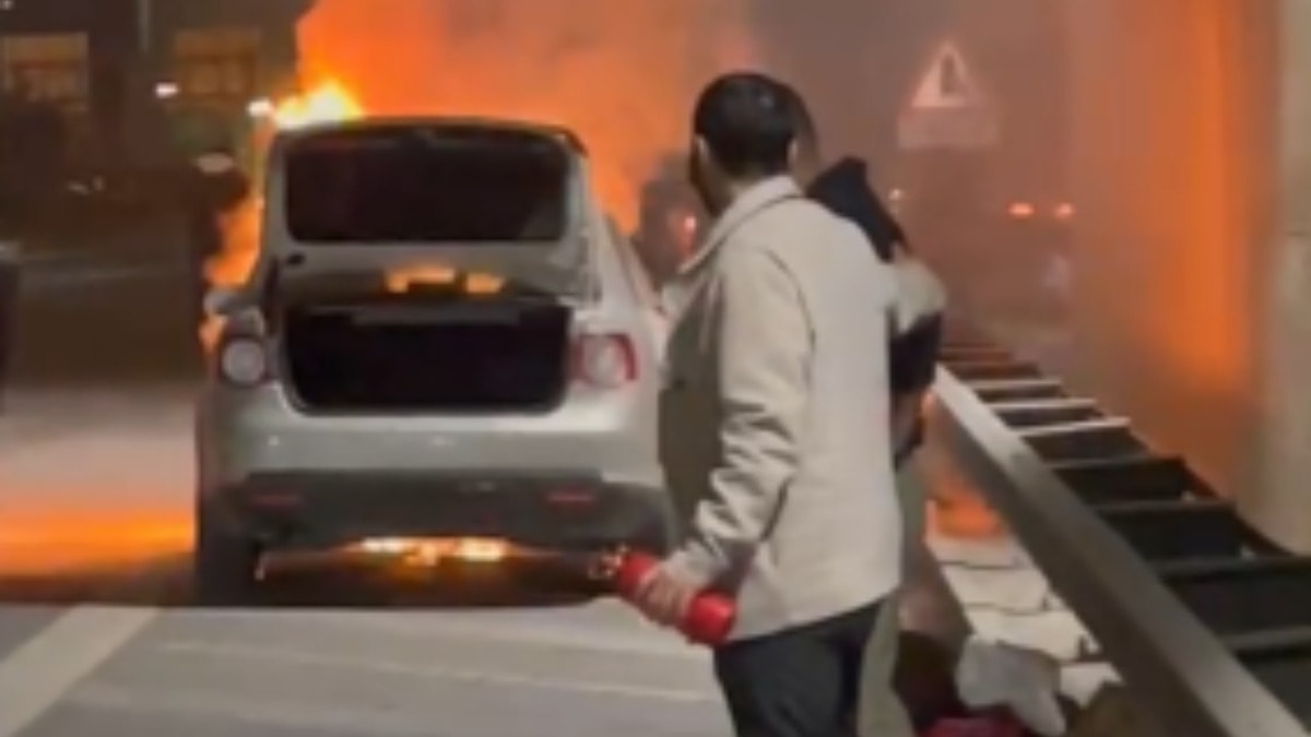 İstanbul'da seyir halindeki araç alev aldı