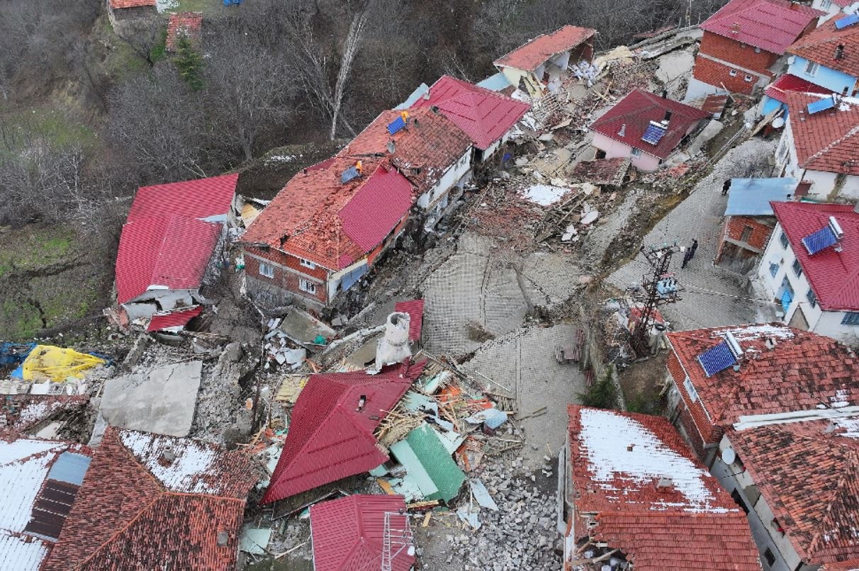 4 gün arayla meydana gelen heyelanlar köyü ikiye ayırdı