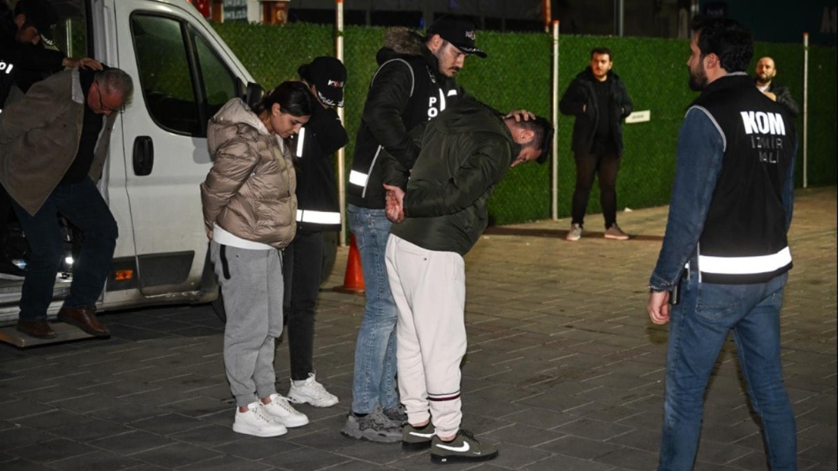 Yakalanan holding sahibi çift İzmir'e getirildi