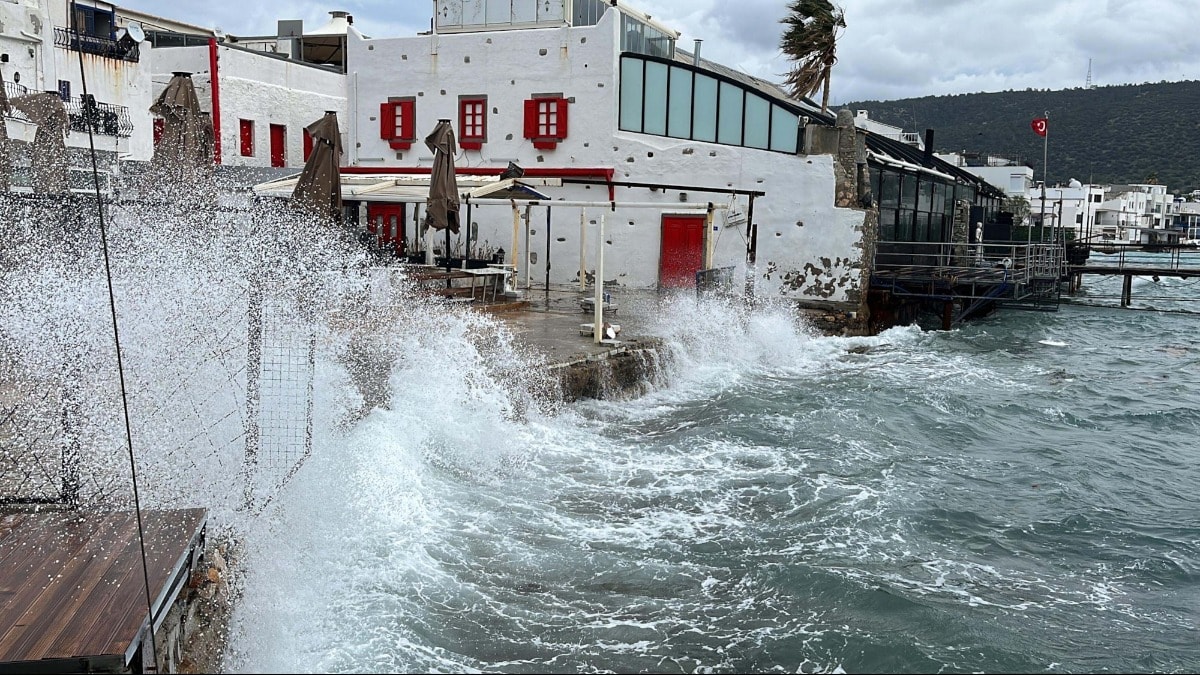 Bodrum'da üç metrelik dev dalgalar