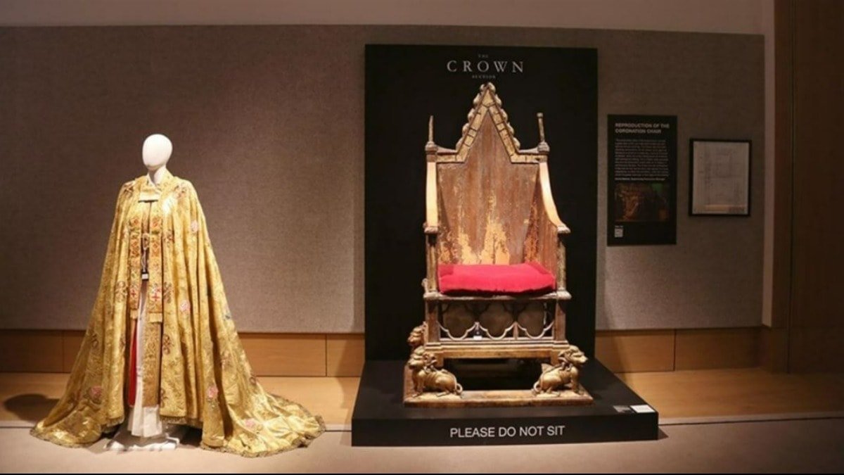 "The Crown" dizisinin kıyafet ve aksesuarları açık artırmada